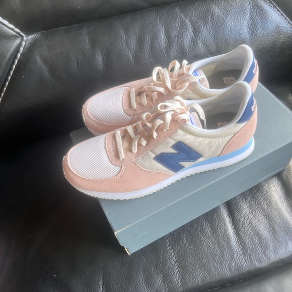 Women’s size 7 1/2 fits like a size 8 never worn just dosent fit /: - Picture 3 of 4